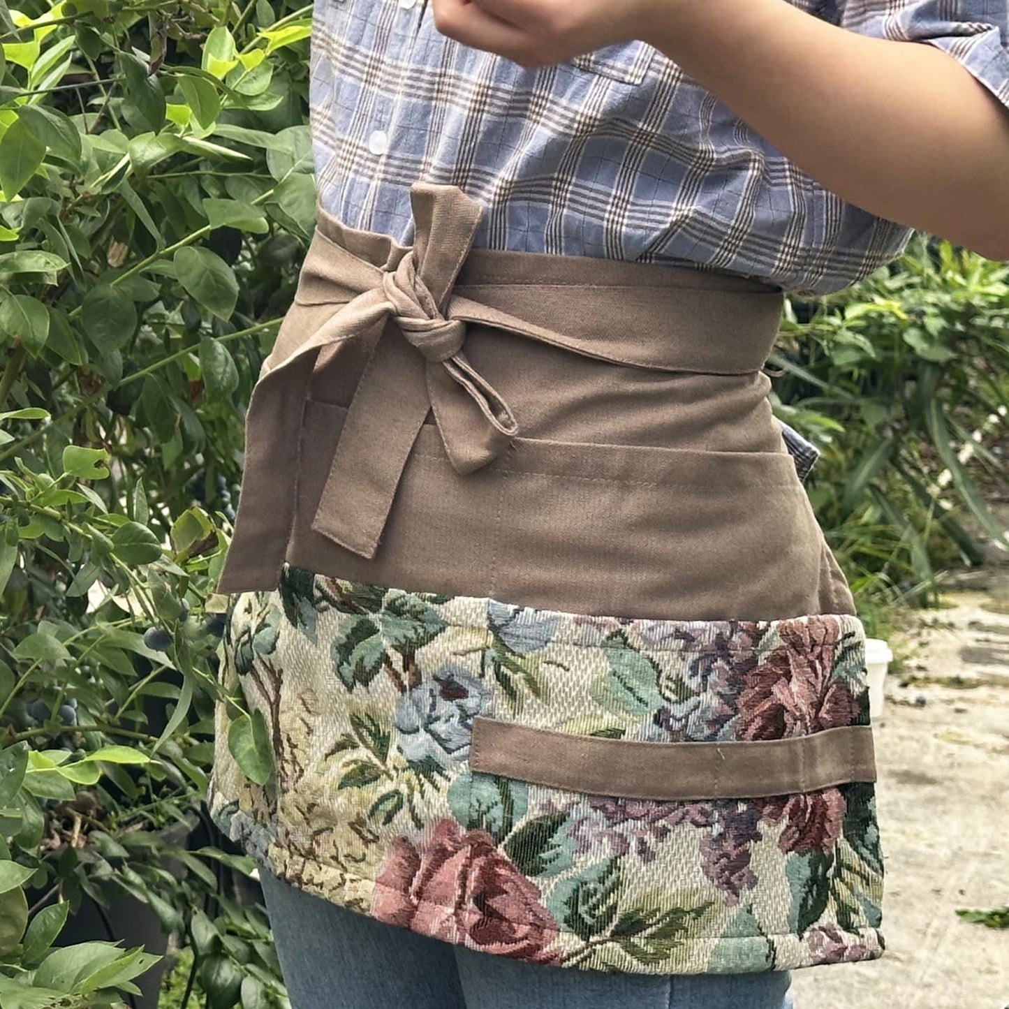 Garden Apron for Woman, Serve Apron Cute, Flora Half Apron with 8 Pockets, Valentines Gift for Mom Wife Girlfriend