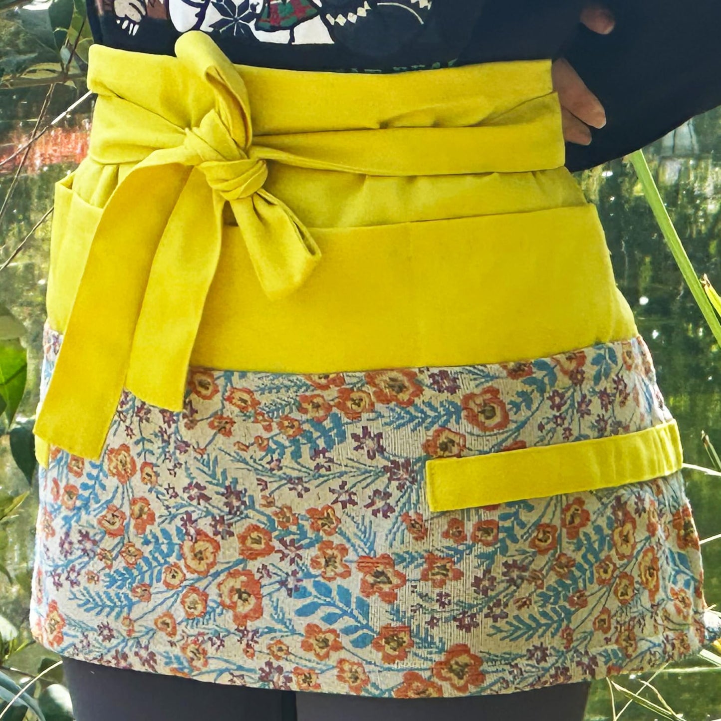 Garden Apron for Woman, Serve Apron Cute, Flora Half Apron with 8 Pockets, Valentines Gift for Mom Wife Girlfriend